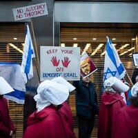 Des Israéliens opposés à la réforme du système judiciaire du gouvernement manifestant devant les bureaux du Fonds Tikvah, à New York, le 8 mars 2023. (Crédit : Luke Tress/Times of Israel)