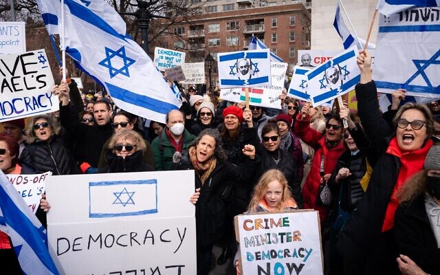 Des manifestants rassemblés contre le projet de réforme du système judiciaire du gouvernement israélien, à New York, le 12 mars 2023. (Crédit : Luke Tress/Times of Israel)