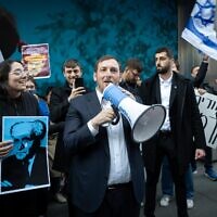 Asaf Zamir peu après avoir quitté son poste de consul général en signe de protestation, devant le consulat d'Israël, à New York, le 26 mars 2023. (Crédit : Luke Tress/Times of Israel)