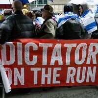Des manifestants contre le plan de refonte judiciaire en Israël et contre le gouvernement de Netanyahu aux abords du consulat américain de New-York City, le 27 mars 2023. (Crédit : Luke Tress/Times of Israel)