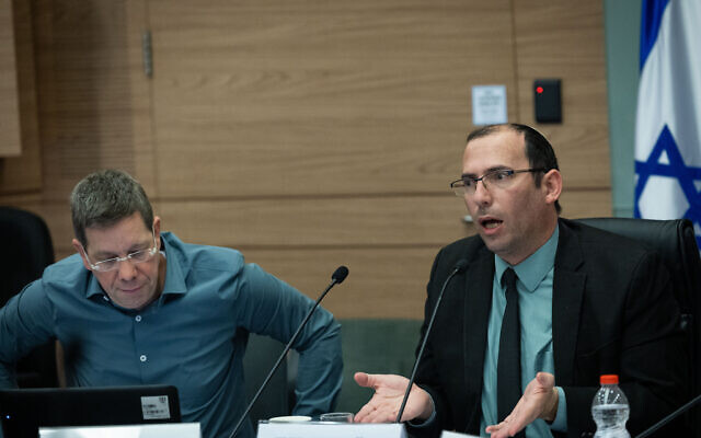 Le député Simcha Rothman, chef de la commission de la Constitution, du Droit et de la Justice, à droite, lors d'une réunion de la commission à la Knesset à Jérusalem le 26 mars 2023. (Crédit : Yonatan Sindel/Flash90)