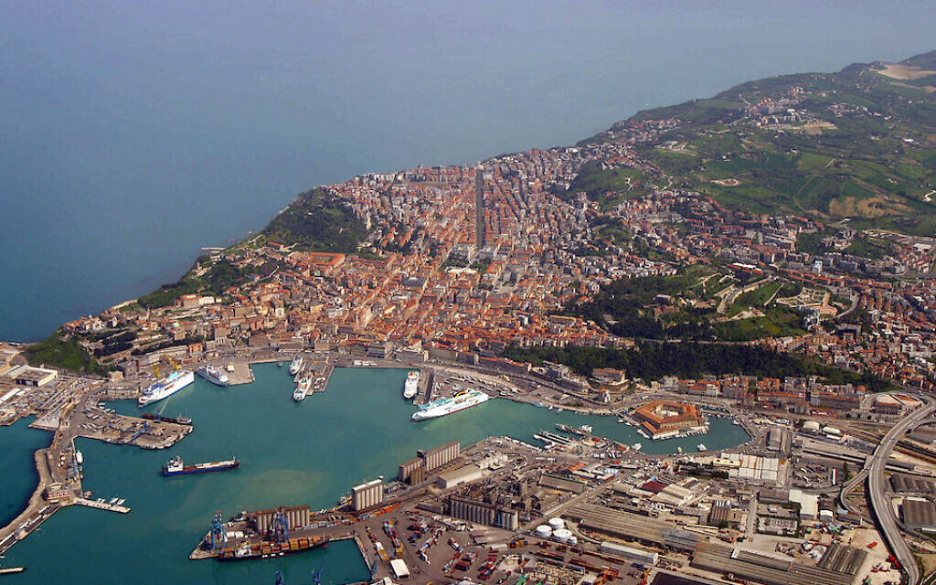 Une vue aérienne d'Ancone en 2006. (Crédit : Wikimedia Commons via JTA)
