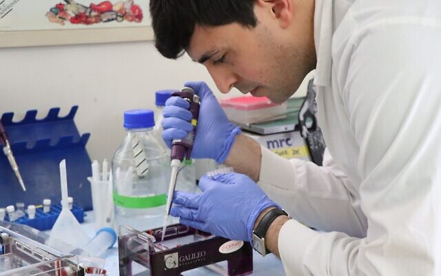 Le Dr. Edo Kon travaillant sur le premier vaccin à ARNm contre les bactéries à l'université de Tel-Aviv. (Crédit : Université de Tel Aviv)