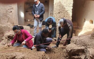 Des fouilles archéologiques dans la synagogue de Tagadirt dans la province de Tata, au Maroc, en mars 2023. (Crédit : Institut national d'archéologie et du patrimoine)