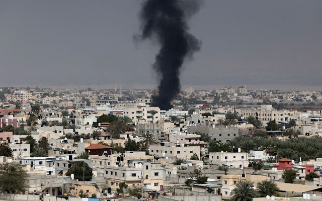 De la fumée s'échappant lors d'un raid des forces israéliennes dans la ville de Jéricho, en Cisjordanie, le 1er mars 2023. (Crédit : Ahmad Gharabli/AFP)