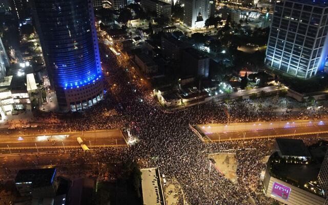  Une vue aérienne montrant des Israéliens manifestant contre le projet de loi très controversé du gouvernement sur la refonte du système judiciaire, à Tel Aviv, le 4 mars 2023. (Crédit : Jack Guez/AFP)