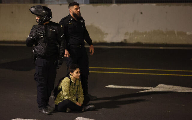 La police israélienne arrêtant un manifestant lors d'une manifestation contre le projet de loi très controversé du gouvernement sur la réforme du système judiciaire, à Tel Aviv, le 4 mars 2023. (Crédit : Jack Guez/AFP)