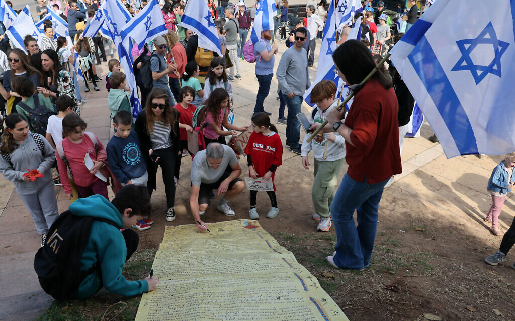 Des Israéliens manifestant contre le projet de réforme du système judiciaire largement controversé du gouvernement, à Tel Aviv, le 9 mars 2023. (Crédit : Jack Guez/AFP)