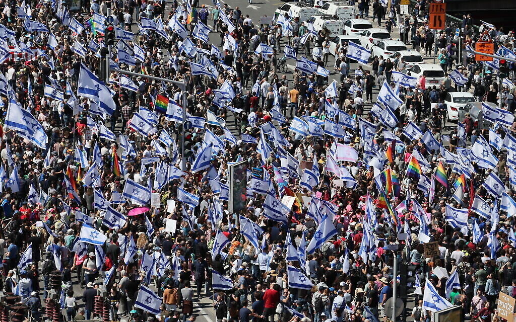 Des milliers d'Israéliens protestant contre le projet de loi de réforme du système judiciaire controversé du gouvernement, à Tel Aviv, le 9 mars 2023. (Crédit : Jack Guez/AFP)