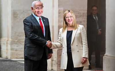 Le Premier ministre italien, Giorgia Meloni, accueille le Premier ministre israélien Benjamin Netanyahu à son arrivée pour leur rencontre le 10 mars 2023 au Palazzo Chigi à Rome. (Crédit : Alberto PIZZOLI / AFP)