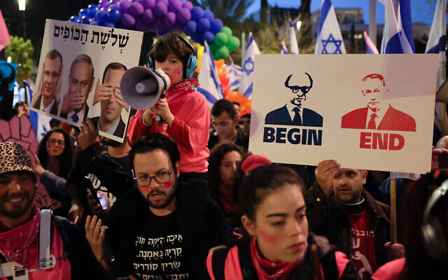 Des manifestants rassemblés contre le projet de loi controversé de refonte judiciaire du gouvernement, à Tel Aviv, le 18 mars 2023. (Crédit : Jack Guez/AFP)