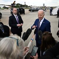 Le président américain Joe Biden s'adresse à la presse à l'aéroport international de Raleigh-Durham à Morrisville, en Caroline du Nord, le 28 mars 2023. (Crédit : Jim WATSON / AFP)