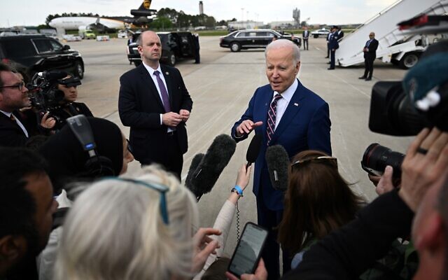 Le président américain Joe Biden s'adressant à la presse à l'aéroport international de Raleigh-Durham, à Morrisville, en Caroline du Nord, le 28 mars 2023. (Crédit : Jim Watson/AFP)