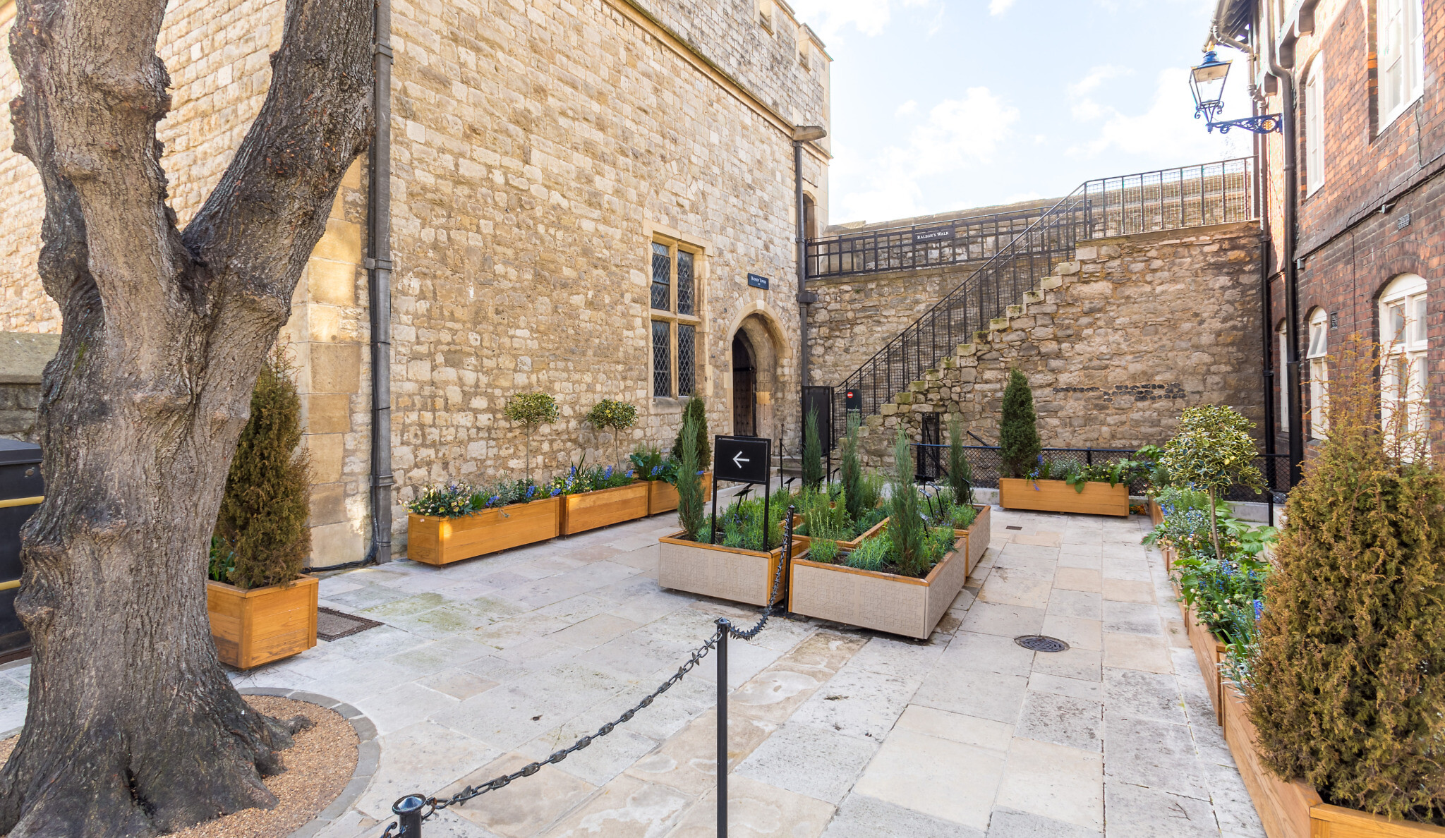 Le jardin perdu de la Tour de Londres et l'extérieur de la Tour sanglante. (Crédit : © Historic Royal Palaces)