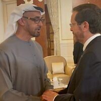 Le président Isaac Herzog rencontre son nouvel homologue des Emirats arabes unis, Sheikh Mohammed bin Zayed al-Nahyan à Abu Dhabi, aux Émirats arabes unis,  le 15 mai 2022. (Crédit : Bureau du président)