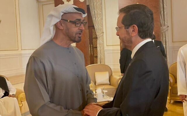 Le président Isaac Herzog rencontre son nouvel homologue des Emirats arabes unis, Sheikh Mohammed bin Zayed al-Nahyan à Abu Dhabi, aux Émirats arabes unis,  le 15 mai 2022. (Crédit : Bureau du président)