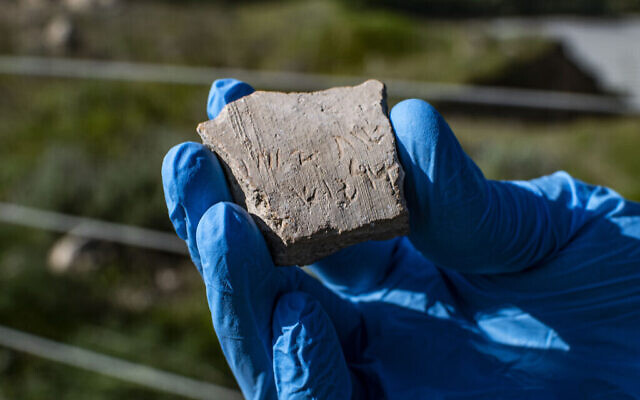 Le fragment de céramique découvert à Tel-Lachish, revêt d'une inscription en araméen disant « Année 24 de Darius », est la première preuve écrite du roi persan Darius le Grand découvert en Israël, révélé par l’Autorité des Antiquités d’Israël le 1er mars 2023. (Crédit : Yoli Schwartz/AIA)