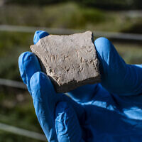 Un tesson découvert à Tel Lachish avec l'inscription aramaïque "Année 24 de Darius". Considérée comme authentique, l'Autorité israélienne des antiquités a annoncé, le 3 mars 2023, que c'était un faux. (Crédit : Yoli Schwartz/IAA)