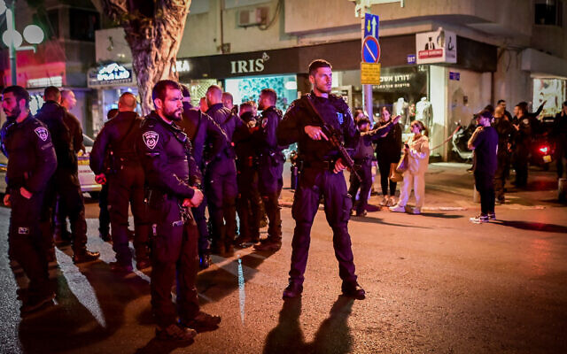 La police sur les lieux d'une attaque terroriste dans la rue Dizengoff, dans le centre de Tel Aviv, le 9 mars 2023. (Crédit : Avshalom Saassoni/Flash90)