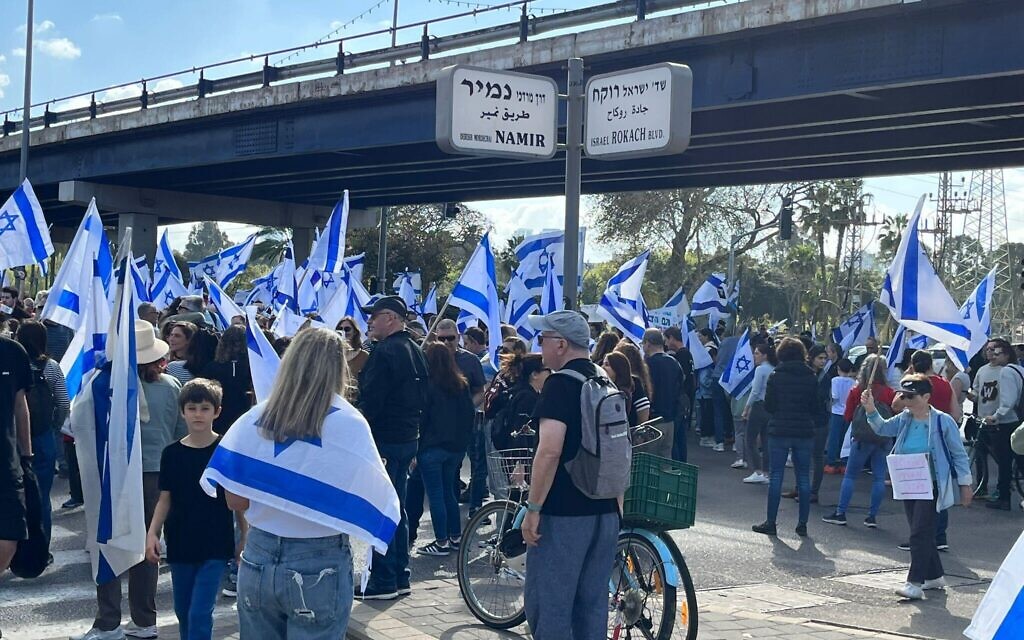 Des parents et des enfants bloquent l'artère Namir de Tel Aviv lors de manifestations contre la réforme judiciaire, le 9 mars 2023. (Autorisation)