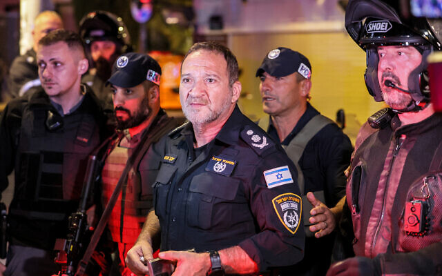 Le chef de la police israélienne Kobi Shabtai arrive sur les lieux d'un attentat terroriste, rue Dizengoff, dans le centre de Tel Aviv le 9 mars 2023. (Crédit : Jack Guez/AFP)