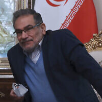 Le secrétaire du Conseil suprême de sécurité nationale iranien, Ali Shamkhani, siège à une réunion à Téhéran, en Iran, le 12 juin 2021. (Crédit : AP Photo/Vahid Salemi)