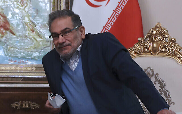 Le secrétaire du Conseil suprême de sécurité nationale iranien, Ali Shamkhani, siège à une réunion à Téhéran, en Iran, le 12 juin 2021. (Crédit : AP Photo/Vahid Salemi)