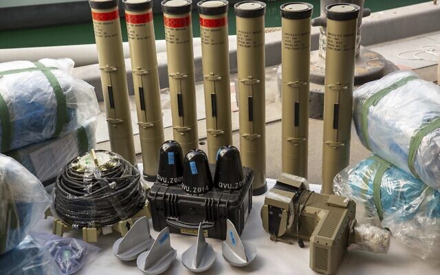 Cette photo de l'armée américaine montre des missiles antichars et des composants de missiles balistiques à moyenne portée saisis par la Royal Navy du Royaume-Uni, dans un lieu tenu secret au Moyen-Orient, le 26 février 2023. (Crédit : Sgt. Brandon Murphy/U.S. Army via AP)