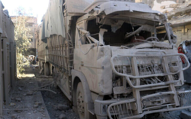 Sur cette photo publiée par l’agence de presse officielle syrienne SANA, on voit un camion endommagé après une explosion qui a touché un bâtiment, à Deir el-Zour, en Syrie, le 8 mars 2023. (Crédit : SANA via AP)