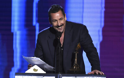 Adam Sandler reçoit le prix du meilleur rôle principal masculin pour "Uncut Gems" aux 35e Film Independent Spirit Awards à Santa Monica, en Californie, le 8 février 2020. (Crédit : AP/Chris Pizzello)