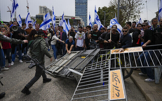 Affrontements entre la police et des Israéliens protestant contre la refonte judiciaire, Tel Aviv, 23 mars 2023. (Crédit : AP Photo/Ohad Zwigenberg)