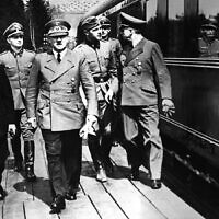 Le roi Boris de Bulgarie, en habit civil, avec le chancelier allemand Adolf Hitler et le ministre des Affaires étrangères Joachim Von Ribbentrop, à droite, lors d'une visite au quartier-général de Hitler, le 14 mai 1941. (Crédit : AP Photo)