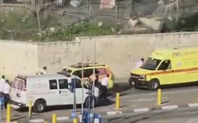 Des ambulances du Croissant-Rouge transférant trois enfants grièvement blessés dans un accident de la route à Jérusalem-Est vers des ambulances du Magen David Adom à un poste de contrôle, le 2 mars 2023. (Crédit : Twitter)