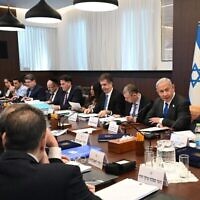 Le Premier ministre Benjamin Netanyahu ouvre, comme chaque dimanche, la réunion du Conseil des ministres, le 29 janvier 2023. (Crédit : Haim Zach/GPO)