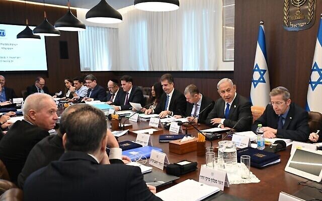 Le Premier ministre Benjamin Netanyahu ouvre, comme chaque dimanche, la réunion du Conseil des ministres, le 29 janvier 2023. (Crédit : Haim Zach/GPO)