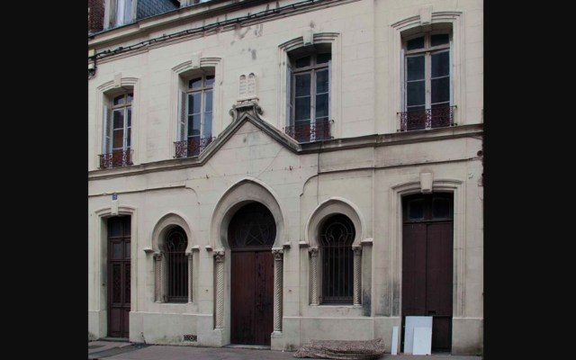 La façade de la synagogue de la rue Grémont, à Elbeuf, en Seine-Maritime en région Normandie. (Crédit : Kyomori / CC BY-SA 4.0)