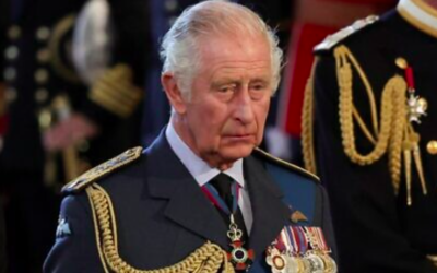 Dossier : Le roi britannique Charles III réagit à l'arrivée du cercueil de la reine Elizabeth II au palais de Westminster à Londres le 14 septembre 2022. (Crédit : Alkis Konstantinidis/Pool/AFP)