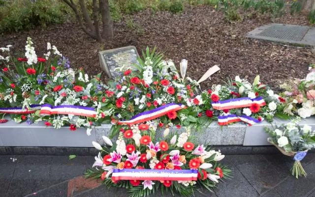 Des fleurs en hommages aux victimes des attentats perpétrés à Toulouse et Montauban en mars 2012. (Crédit : Mairie de Toulouse)
