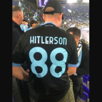 Un supporter de la Lazio Rome en tribune avec un maillot ‘Hitlerson’ et le numéro 88 (utilisé dans la mouvance néonazie pour signifier 'Heil Hitler’), à Rome, le 19 mars 2023. (Crédit :  capture d’écran Twitter)