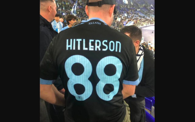 Illustration : Un supporter de la Lazio Rome en tribune avec un maillot ‘Hitlerson’ et le numéro 88 (utilisé dans la mouvance néo-nazie pour signifier 'Heil Hitler’), à Rome, le 19 mars 2023. (Crédit :  Capture d’écran Twitter)