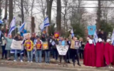 Des manifestants israéliens rassemblés au New Jersey contre la refonte judiciaire, le 25 mars 2023. (Crédit : Luke Tress/Times of Israël)