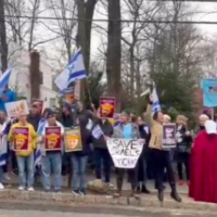 Des manifestants israéliens rassemblés au New Jersey contre la refonte judiciaire, le 25 mars 2023. (Crédit : Luke Tress/Times of Israël)