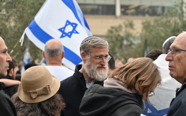 Le rabbin Shlomo Dov Rosen du Centre Yakar de Jérusalem participant à une prière pour l'unité près de la Knesset, à Jérusalem, le 22 mars 2023. (Crédit : Canaan Lidor)