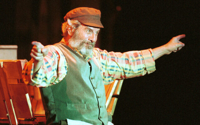 L'acteur Chaim Topol dans le rôle de Tevye dans la célèbre pièce "Le Violon sur le toit" au théâtre, le 21 décembre 1997. (Crédit : Flash90)
