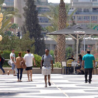 Des étudiants se promenant sur le campus de l'université Ben Gurion du Néguev, à Beer Sheva, le 8 mai 2013. (Crédit : Dudu Greenspan/Flash90)