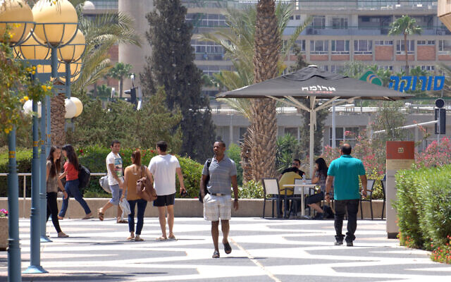 Des étudiants se promenant sur le campus de l'université Ben Gurion du Néguev, à Beer Sheva, le 8 mai 2013. (Crédit : Dudu Greenspan/Flash90)
