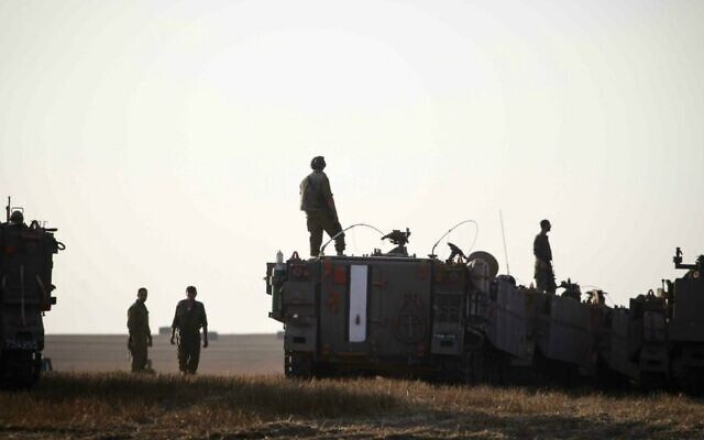 Photo d'illustration : Des soldats de l'armée avec des véhicules blindés transporteurs de troupes dans un champ situé à la frontière avec Gaza, dans le sud d'Israël, le 6 juillet 2014. (Crédit : Hadas Parush/Flash90)