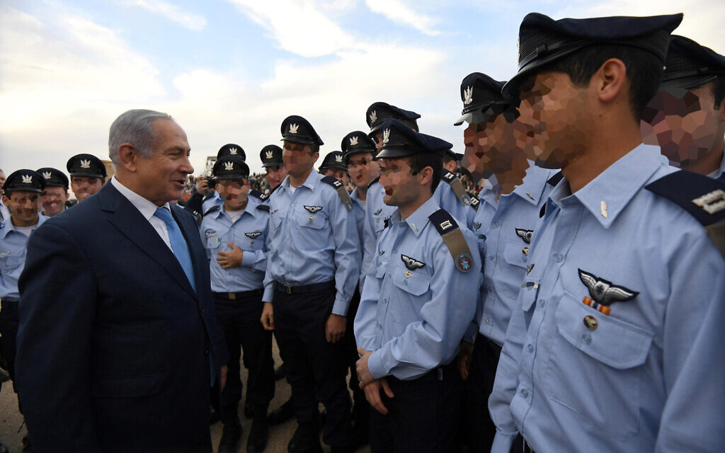 Le Premier ministre Benjamin Netanyahu rencontre des pilotes tout juste diplômés de l'armée de l'air sur la base aérienne Hatzerim, dans le désert du Neguev, le 27 décembre 2017. (Crédit : Haim Zach/GPO)