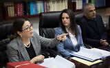 La présidente de la Cour suprême Esther Hayut (à gauche), avec la ministre de la Justice de l'époque Ayelet Shaked et le ministre des Finances de l'époque Moshe Kahlon lors d'une réunion du comité de sélection judiciaire, au ministère de la Justice à Jérusalem, le 22 février 2018. (Crédit : Hadas Parush/Flash 90)