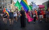 Des membres de la communauté LGBT et des sympathisants participant à une manifestation en faveur de la communauté transgenre, à Tel Aviv le 22 juillet 2018. (Crédit : Miriam Alster/Flash90)